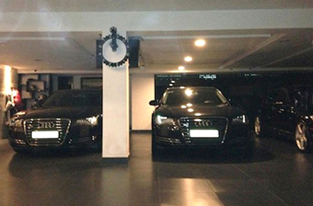 Cường Đô la từng gây xôn xao khi khoe ảnh bộ đôi xế sang Audi A8 có tổng giá trị lên tới 8 tỷ đồng. Cường Đô la từng gây xôn xao khi khoe ảnh bộ đôi xế sang Audi A8 có tổng giá trị lên tới 8 tỷ đồng.