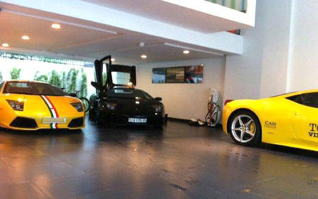 2 chiếc Lamborghini Murcielago và Ferrari 458 italia màu vàng, trong gara của Cường. 2 chiếc Lamborghini Murcielago và Ferrari 458 italia màu vàng, trong gara của Cường.