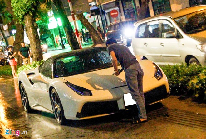 So với những siêu xe cùng phân khúc, 488 GTB có cốp trước khá lớn, lên tới 230 lít, đủ đựng những chiếc túi du lịch cỡ vừa. Chữ GTB trong tên chiếc xe này có nghĩa là Gran Turismo Berlinetta. Con số 488 là dung tích xi-lanh mỗi động cơ. Do sử dụng động cơ tăng áp nên khối động cơ V8, 3.9 lít có thể đạt công suất tối đa lên tới 660 mã lực. So với những siêu xe cùng phân khúc, 488 GTB có cốp trước khá lớn, lên tới 230 lít, đủ đựng những chiếc túi du lịch cỡ vừa. Chữ GTB trong tên chiếc xe này có nghĩa là Gran Turismo Berlinetta. Con số 488 là dung tích xi-lanh mỗi động cơ. Do sử dụng động cơ tăng áp nên khối động cơ V8, 3.9 lít có thể đạt công suất tối đa lên tới 660 mã lực.