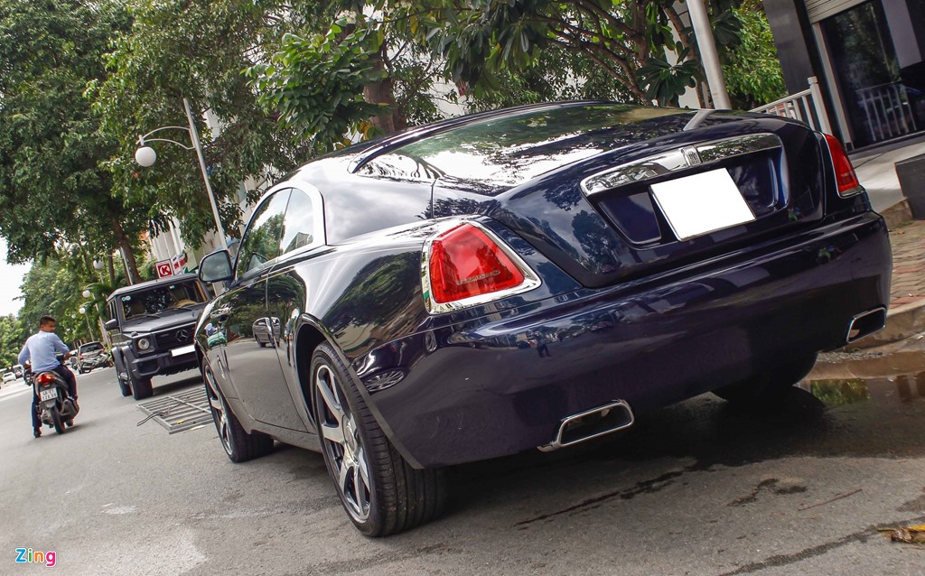 Trước đây, thiếu gia Quốc Cường từng sở hữu nhiều mẫu Rolls-Royce như chiếc Phantom màu trắng, Rolls-Royce Ghost. Có thời điểm, trong garage của thiếu gia này đỗ trên chục chiếc siêu xe thuộc hàng đắt nhất Việt Nam. Trước đây, thiếu gia Quốc Cường từng sở hữu nhiều mẫu Rolls-Royce như chiếc Phantom màu trắng, Rolls-Royce Ghost. Có thời điểm, trong garage của thiếu gia này đỗ trên chục chiếc siêu xe thuộc hàng đắt nhất Việt Nam.