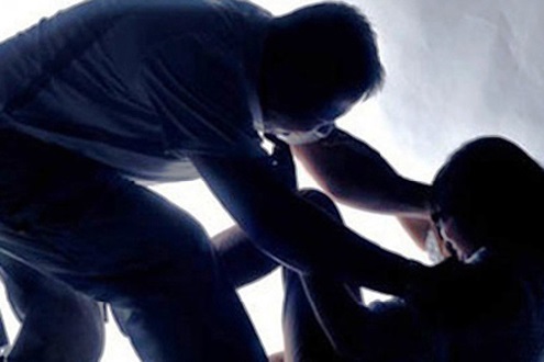 Cha cư&otilde;ng bức con g&aacute;i nu&ocirc;i rồi mang 'sản phẩm' đi b&aacute;n
