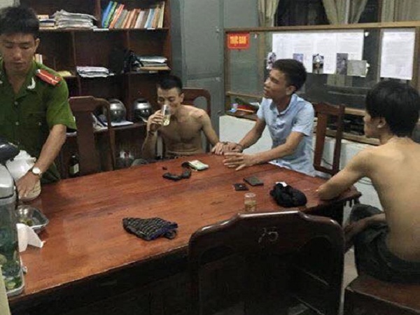 Nh&oacute;m người lạ mặt v&agrave;o qu&aacute;n bar lấy tiền