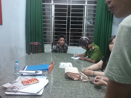 Đi cướp giật bị truy đuổi, 2 thanh ni&ecirc;n nhảy s&ocirc;ng chạy trốn