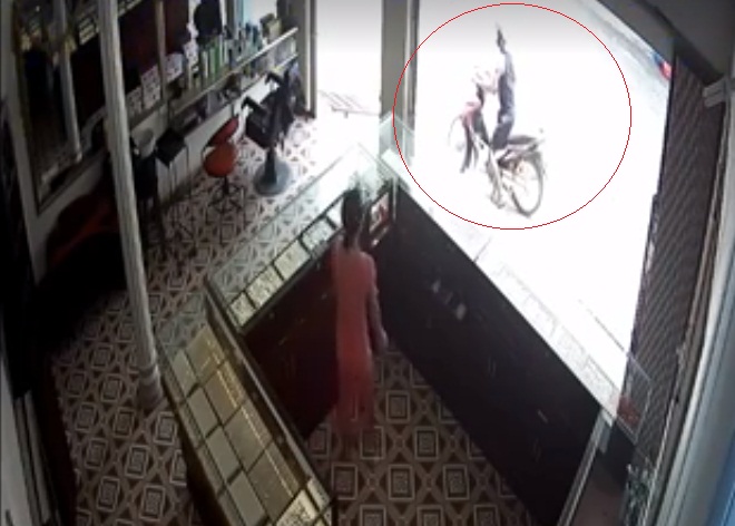 Lấy được t&agrave;i sản, t&ecirc;n cướp l&ecirc;n chiếc xe m&aacute;y kh&ocirc;ng biển kiểm so&aacute;t dựng sẵn ở ngo&agrave;i ph&oacute;ng đi