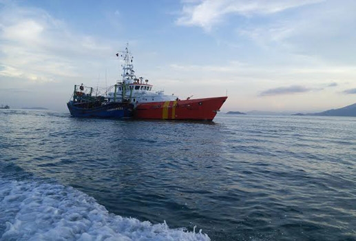 T&agrave;u SAR 412 đang k&eacute;o t&agrave;u BĐ 96652 TS về bờ.