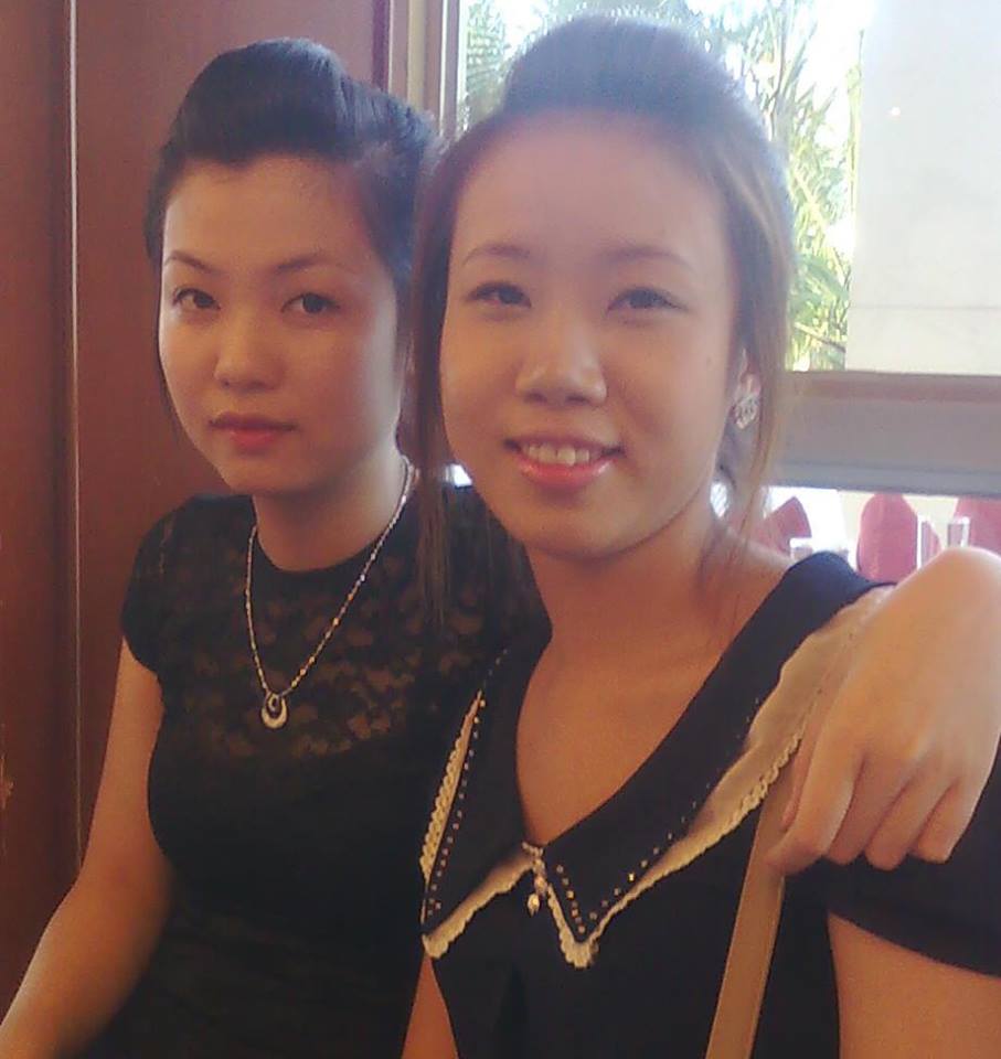 Cựu nữ sinh 9X Hải Ph&ograve;ng Vũ Ngọc Mai (phải) chụp ảnh c&ugrave;ng bạn (ảnh facebook nh&acirc;n vật)