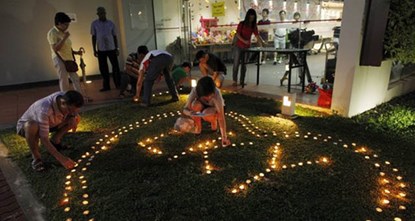 Mọi người thắp nến, đặt hoa và thiệp để cầu nguyện cho ông Lý Quang Diệu suốt nhiều ngày qua bên ngoài bệnh viện Đa khoa Singapore, nơi ông điều trị.