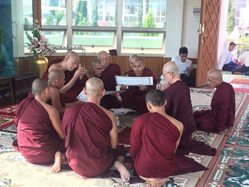 Cựu tổng thống Myanmar Thein Sein (thứ hai từ phải sang, đeo k&iacute;nh) xuống t&oacute;c đi tu