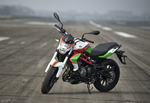 Phi&ecirc;n bản m&ugrave;a trắng của mẫu m&ocirc; t&ocirc; Benelli BN302 đang g&acirc;y sốt tr&ecirc;n thị trường