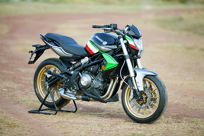 Xe m&ocirc; t&ocirc; Benelli BN302 Italia phi&ecirc;n bản m&agrave;u đen mang d&aacute;ng dấp của xe độ X-Speed