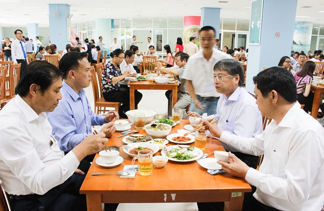 Chủ tịch UBND TP Đ&agrave; Nẵng Huỳnh Đức Thơ (h&agrave;ng đầu, b&ecirc;n tr&aacute;i) d&ugrave;ng bữa cơm trưa hải sản