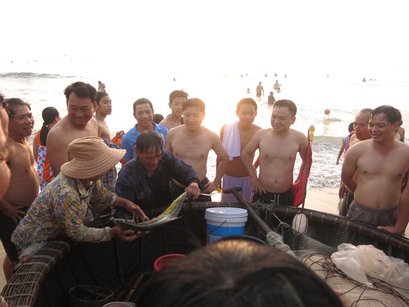 Ngư d&acirc;n Đ&agrave; Nẵng hồ hởi khoe c&aacute; vừa k&eacute;o lưới về c&ograve;n tươi dong mời kh&aacute;ch mua