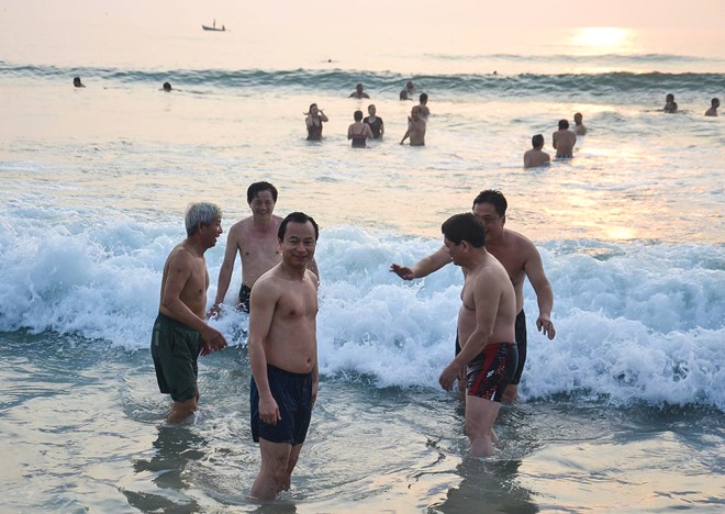 L&atilde;nh đạo TP Đ&agrave; Nẵng rủ nhau tắm biển c&ugrave;ng du kh&aacute;ch v&agrave;o rạng s&aacute;ng