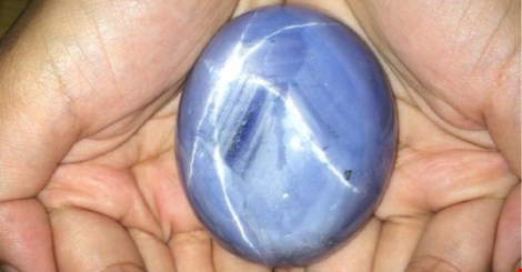 Vi&ecirc;n đ&aacute; sapphire sao xanh nặng  1.404,49 carat vừa được t&igrave;m thấy tại Sri Lanka. Ảnh: BBC
