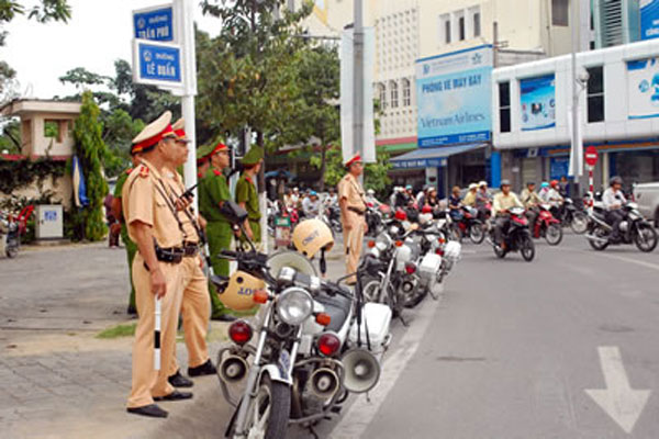 Lập c&aacute;c chốt gần nh&agrave; h&agrave;ng, qu&aacute;n bar... để giảm thiểu nguy cơ tai nạn giao th&ocirc;ng đ&aacute;ng tiếc do uống rượu bia