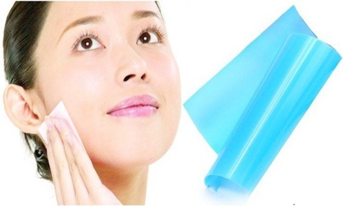 Chăm s&oacute;c da bằng giấy thấm dầu gi&uacute;p da trở n&ecirc;n sạch hơn, l&agrave;m giảm sự b&oacute;ng nhẫy tr&ecirc;n khu&ocirc;n mặt