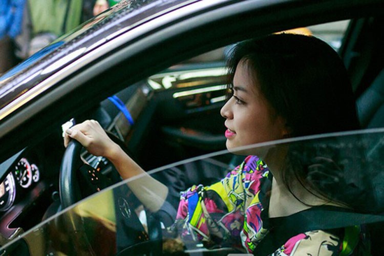 Một trong những đại gia sở hữu khối t&agrave;i s&aacute;n khủng nhiều người ngưỡng mộ trong showwbiz lphải kể đến Ho&agrave;ng Th&ugrave;y Linh