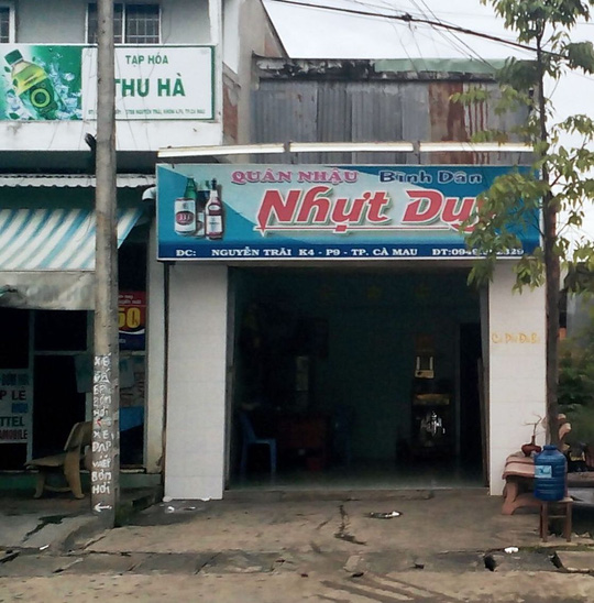 Qu&aacute;n nhậu Nhựt Duy, nơi Q. bị &eacute;p b&aacute;n d&acirc;m cho kh&aacute;ch (trong đ&oacute; c&oacute; đại gia C&agrave; Mau Ti&ecirc;u Văn Luận) nhiều lần khi chưa đủ 16 tuổi