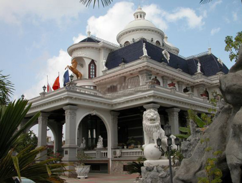 Lâu đài Linh Nga là một trong số những biệt thự đình đảm của đại gia đất Cảng Lâu đài Linh Nga là một trong số những biệt thự đình đảm của đại gia đất Cảng