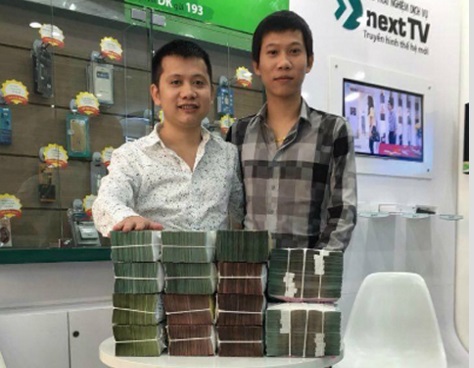 &Ocirc;ng Đỗ Trọng Hiếu (b&ecirc;n tr&aacute;i) giao dịch si&ecirc;u sim b&aacute;t qu&yacute; với &ocirc;ng Nguyễn Tiến Chiến