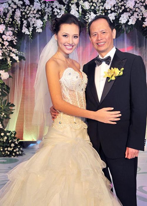 Chuyện t&igrave;nh đại gia trong showbiz Việt