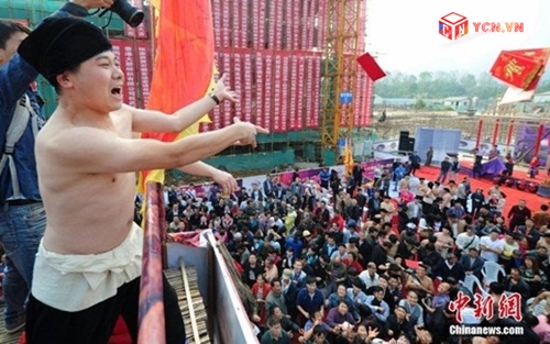 Đại gia Trung Quốc vui th&uacute; với tr&ograve; rải tiền của m&igrave;nh
