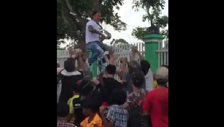 Đại gia Tr&agrave; Vinh ngồi tr&ecirc;n cao rải tiền trong ng&agrave;y rằm 
