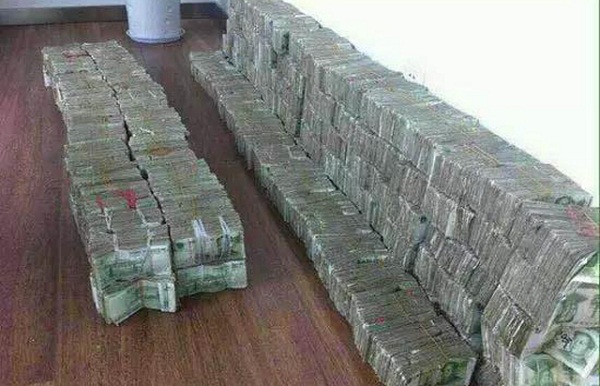 , 20 nh&acirc;n vi&ecirc;n của cửa h&agrave;ng đ&atilde; phải mất tới 6 giờ để đếm to&agrave;n bộ số tiền 