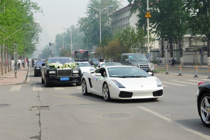 Zheng Jiajunai, một đại gia c&oacute; tiếng ở Trung Quốc đ&oacute;n vợ Nga bằng d&agrave;n si&ecirc;u xe khủng