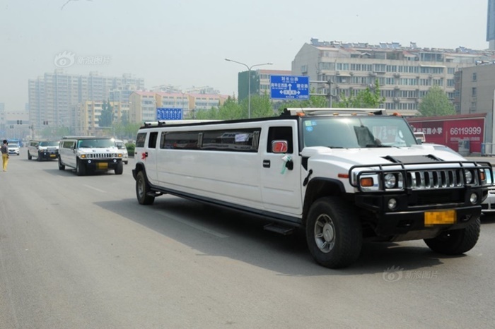 Trong d&agrave;n si&ecirc;u xe c&oacute; chiếc Hummer d&agrave;i g&acirc;y ch&uacute; &yacute; tr&ecirc;n đường phố