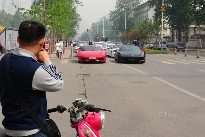 Kh&aacute;ch mời đến dự cưới cũng l&agrave; đại gia đi hầu hết bằng những si&ecirc;u xe