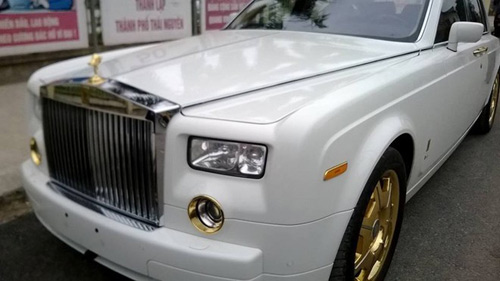 Đại gia Việt sở hữu Rolls-Royce Phantom trắng tinh kh&ocirc;i nổi bật với bộ la-zăng, logo, viền đ&egrave;n, tay nắm cửa mạ v&agrave;ng