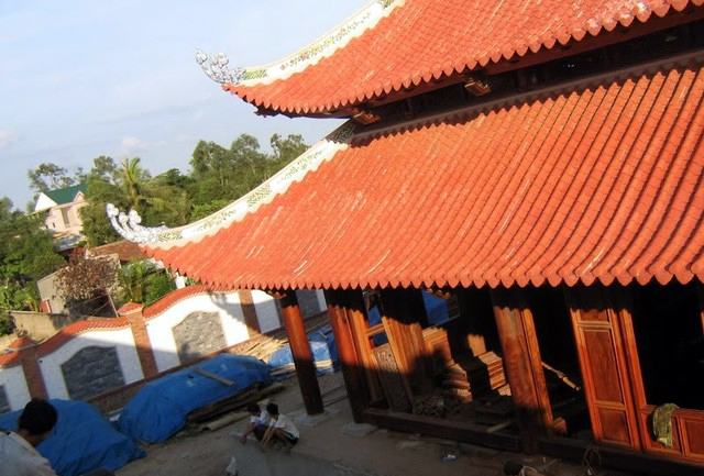 Để x&acirc;y dựng ng&ocirc;i nh&agrave;, năm 2004, &ocirc;ng Cường bắt đ&acirc;̀u tuy&ecirc;̉n chọn hàng ngàn mét kh&ocirc;́i g&ocirc;̃ quý như đinh hương, c&acirc;̉m lai... từ Lào 