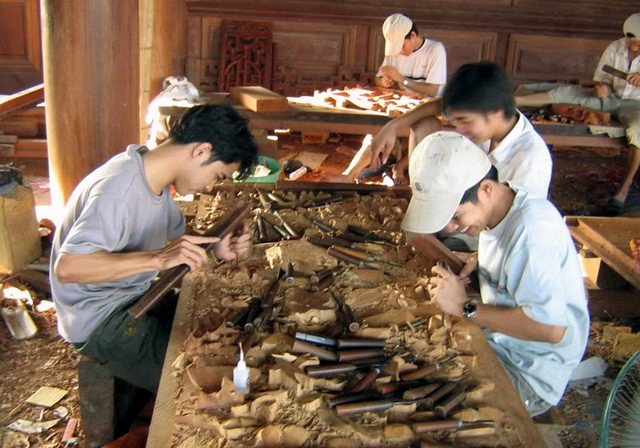 Khoảng 50 người thợ giỏi nh&acirc;́t v&ecirc;̀ chạm khắc g&ocirc;̃ chuy&ecirc;n nghi&ecirc;̣p của tỉnh Bắc Ninh tham gia x&acirc;y dựng ng&ocirc;i nh&agrave;