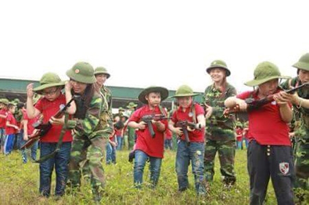 việc c&aacute;c em học sinh khối lớp 1, lớp 2 cầm s&uacute;ng kh&ocirc;ng nằm trong chương tr&igrave;nh ngoại kh&oacute;a nh&agrave; trường ph&ecirc; duyệt