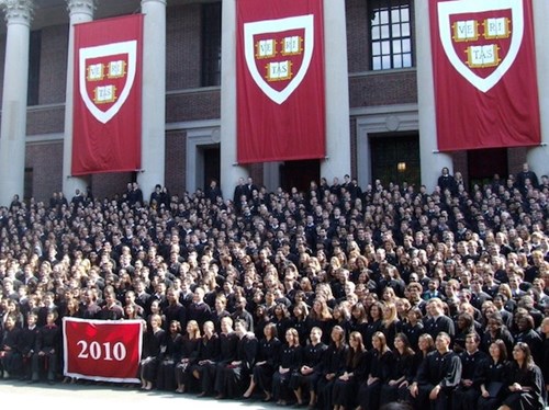 Trong khi đ&oacute;, đại diện trường đại học Harvard khẳng định kh&ocirc;ng hề c&oacute; sự ph&acirc;n biệt chủng tộc trong ti&ecirc;u ch&iacute; tuyển sinh của nh&agrave; trường