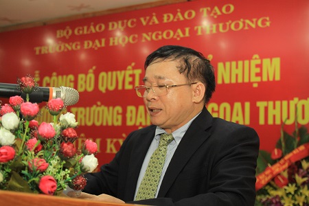 Thứ trưởng Bộ GD-ĐT B&ugrave;i Văn Ga đọc quyết định bổ nhiệm t&acirc;n Hiệu trưởng Đại học Ngoại thương