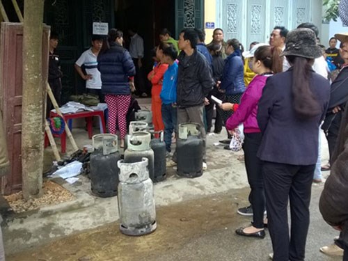 Nhiều tiếng nổ lớn v&agrave; lửa bốc l&ecirc;n từ đại l&yacute; gas khiến người d&acirc;n hoảng hốt sợ b&igrave;nh  gas phat nổ