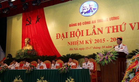 rung tướng Phan Văn Vĩnh, B&iacute; thư Đảng ủy, Tổng cục trưởng Tổng cục Cảnh s&aacute;t tham luận tại Đại hội.