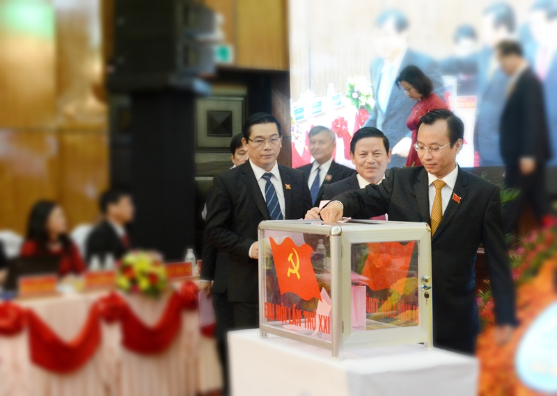 &Ocirc;ng Nguyễn Xu&acirc;n Anh (ngo&agrave;i c&ugrave;ng, b&ecirc;n phải) được bầu giữ chức B&iacute; thư Th&agrave;nh ủy Đ&agrave; Nẵng