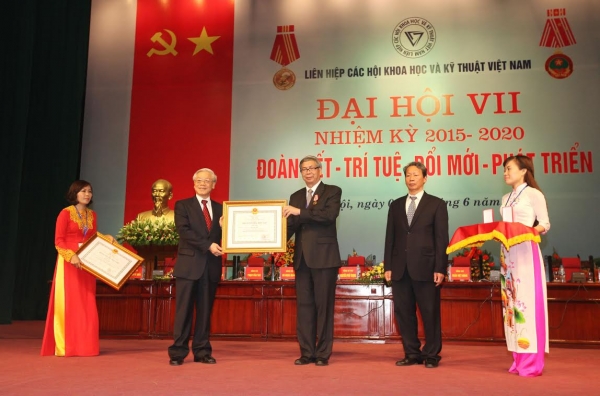 Tổng b&iacute; thư Nguyễn Ph&uacute; Trọng trao tặng Hu&acirc;n chương Độc lập cho đồng ch&iacute; Đặng Vũ Minh v&agrave; Trần Việt H&ugrave;ng