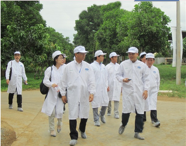 Ng&agrave;i đại sứ Hiroshi Fukada đ&aacute;nh gi&aacute; cao về m&ocirc;i trường xanh v&agrave; th&acirc;n thiện của Trang trại