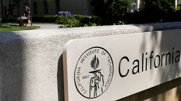 Bảng chỉ dẫn đứng trong khu&ocirc;n vi&ecirc;n trường Caltech ở Pasadena, California