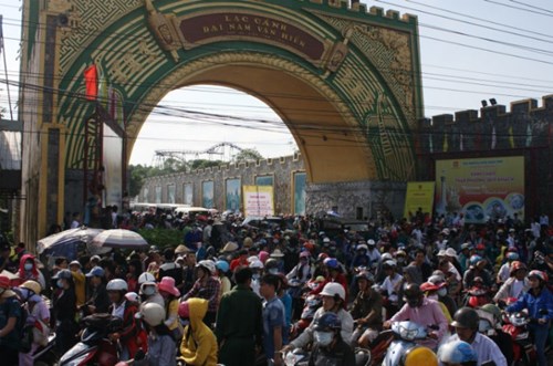Khu du lịch Đại Nam mở cửa miễn phí đón tiếp hàng chục nghìn du khách mỗi ngày
