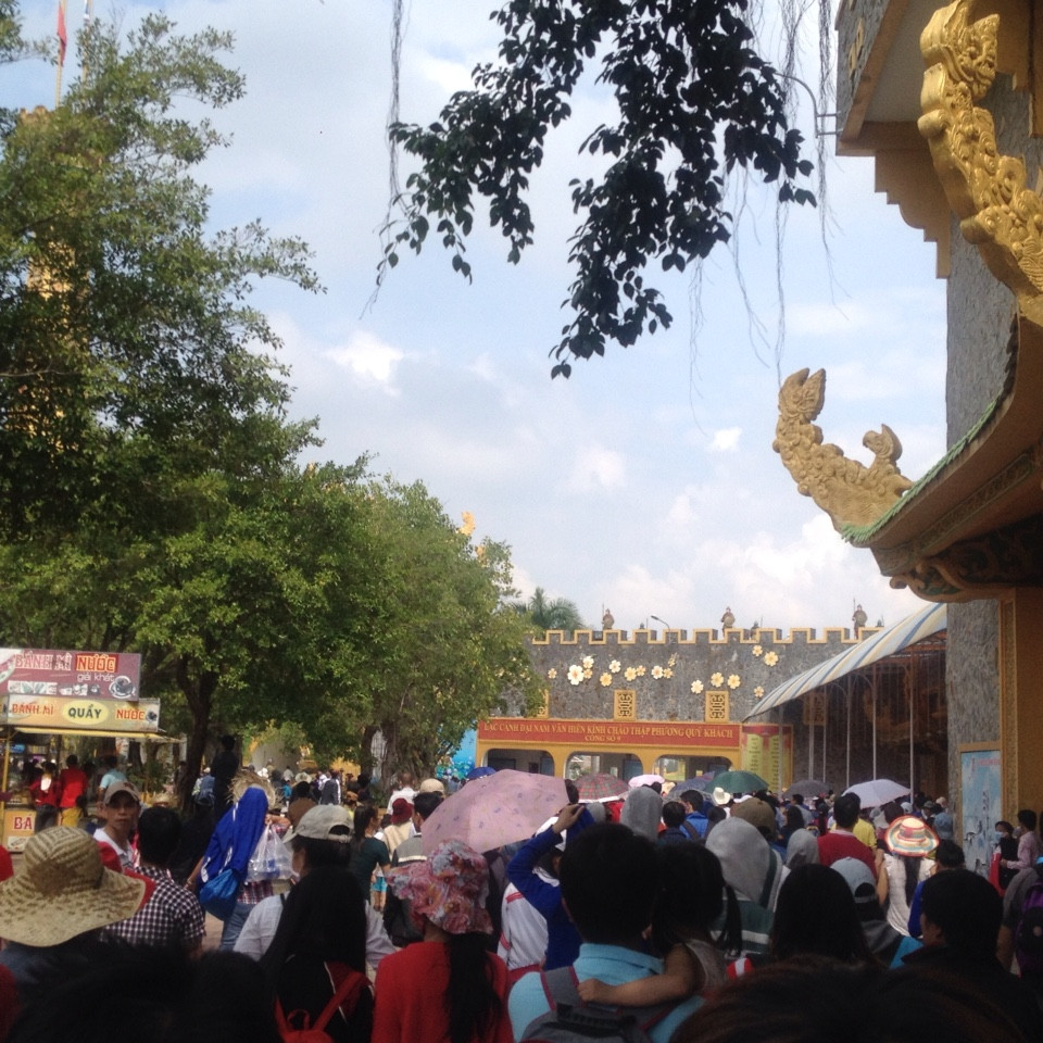 Khu du lịch Đại Nam gần như trong tình trạng quá tải, lượng khách đổ về các cổng của Khu du lịch rất đông