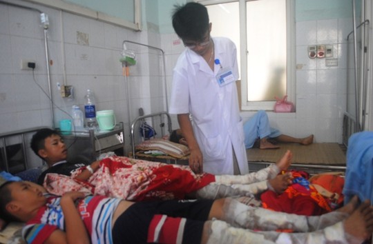 C&aacute;c ch&aacute;u nhỏ bị bỏng xăng đang được điều trị tại Bệnh viện Đa khoa tỉnh Thanh H&oacute;a