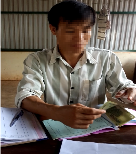 Theo &ocirc;ng Lợi (người tố gi&aacute;m thị trại giam v&ograve;i tiền), nh&acirc;n vật mặc đồ phạm nh&acirc;n thu tiền c&aacute;c trường hợp thăm gặp &lsquo;Hạnh ph&uacute;c&rsquo;