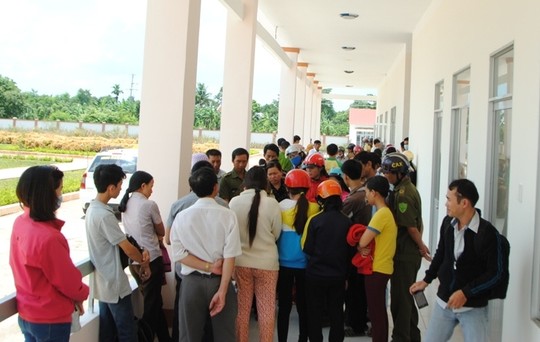Gia đ&igrave;nh ch&aacute;u b&eacute; 3 th&aacute;ng tuổi tại Bệnh viện Đa khoa huyện Kr&ocirc;ng N&ocirc;, Đắk N&ocirc;ng