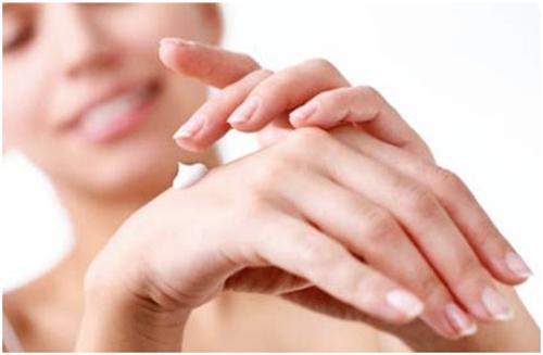 Dưỡng ẩm là việc làm cần thiết để cải thiện tình trạng da khô trong mùa đông