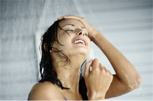 Tắm nước nóng là nguyên nhân gây khô da hàng đầu trong mùa đông